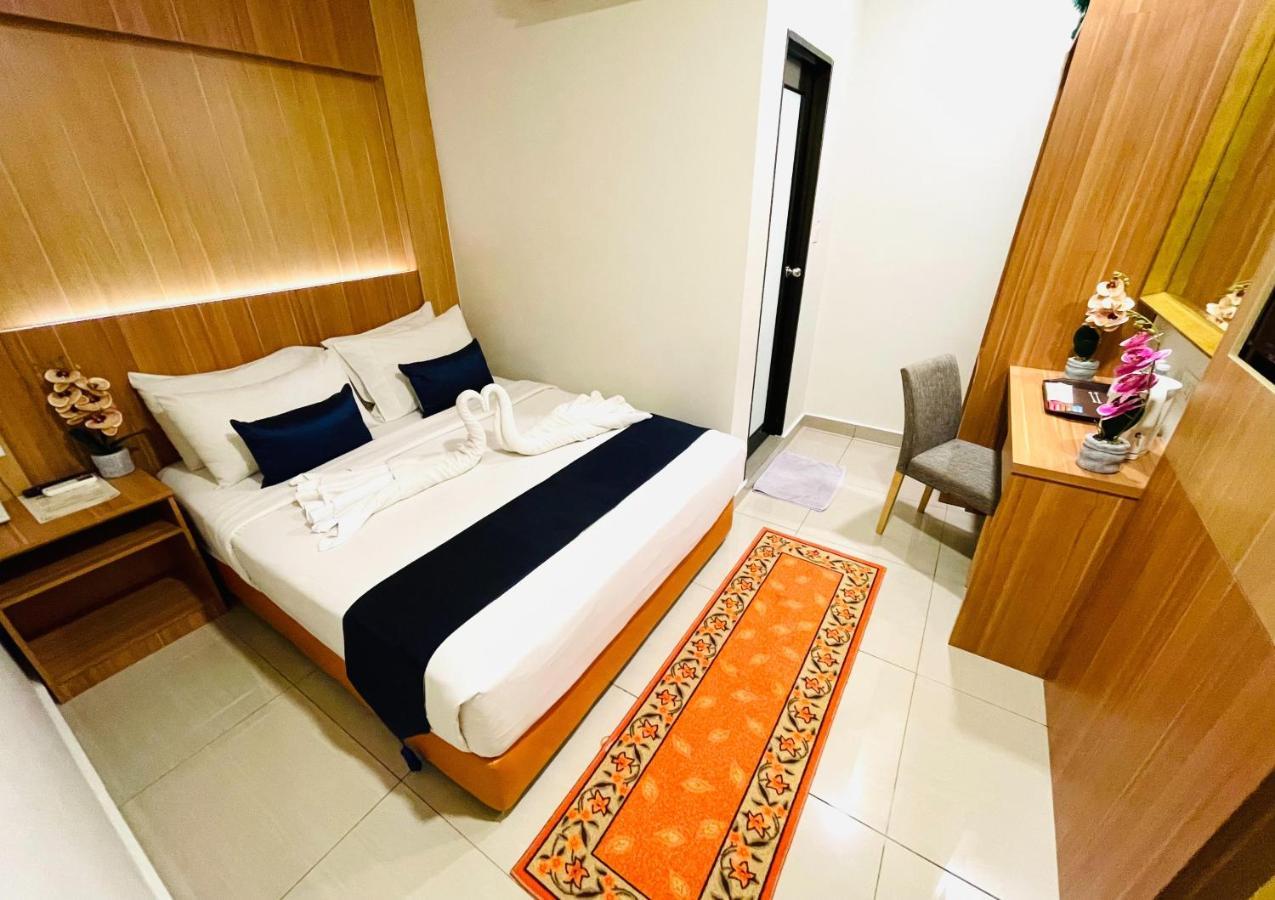 Deluxe Queen Room Hassle Check or Wifi or Hourly Sanitization of Common Area or Gym & Rooftop Sky Garden Access