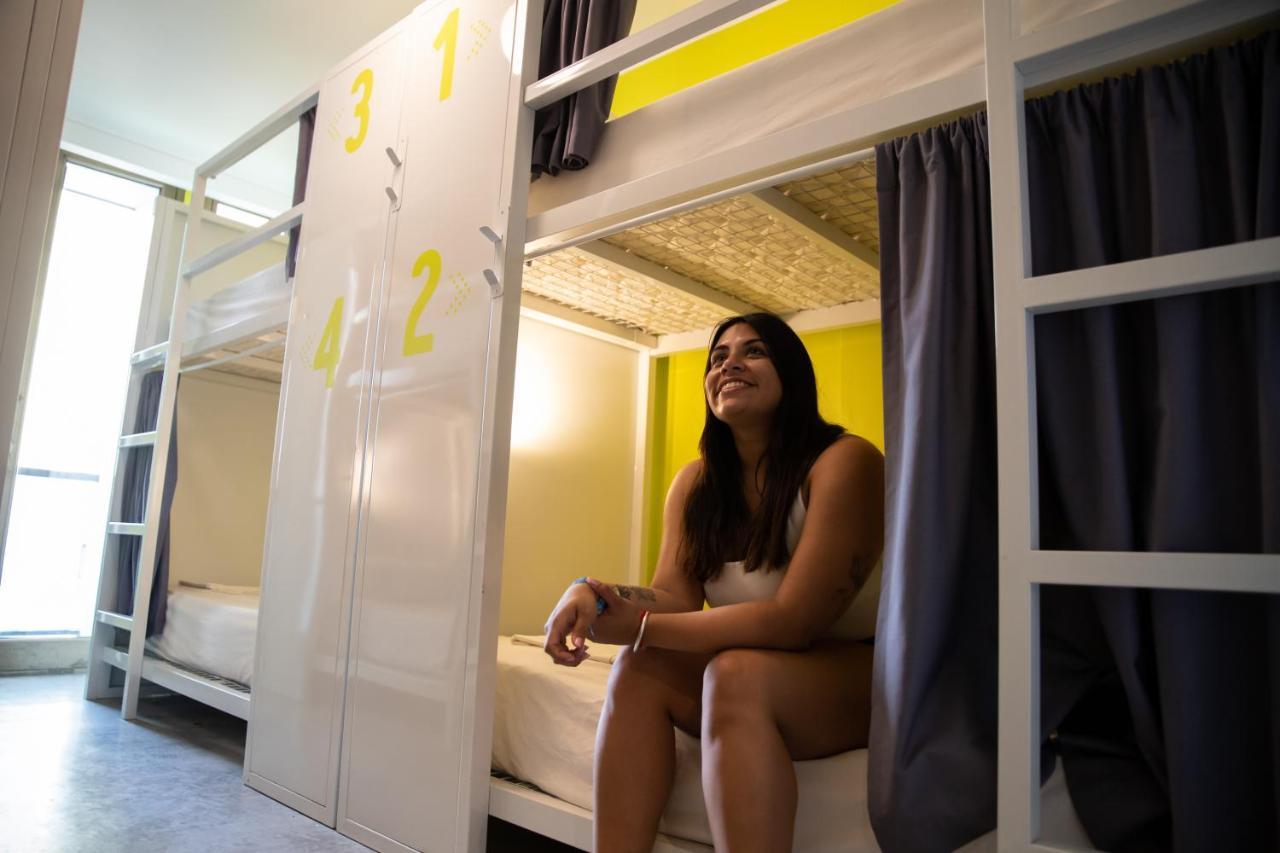 Cama en habitación femenina compartida de 4 camas