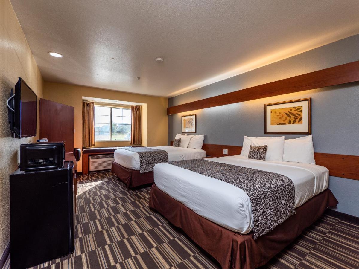Queen Room with Two Queen Beds and Bath Tub - Hearing Accessible/Non-Smoking