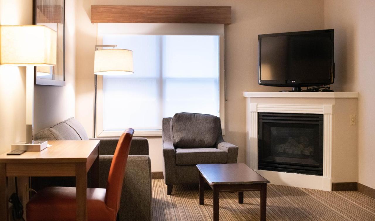 One-Bedroom Queen Suite Mobility Access or Non-Smoking