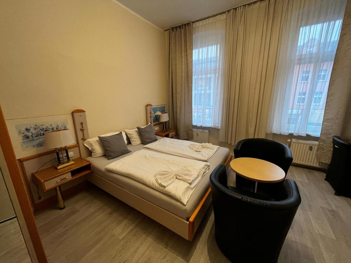 Dreibettzimmer mit Gemeinschaftsbad
