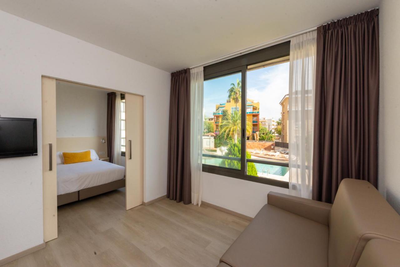 Apartment with Pool View