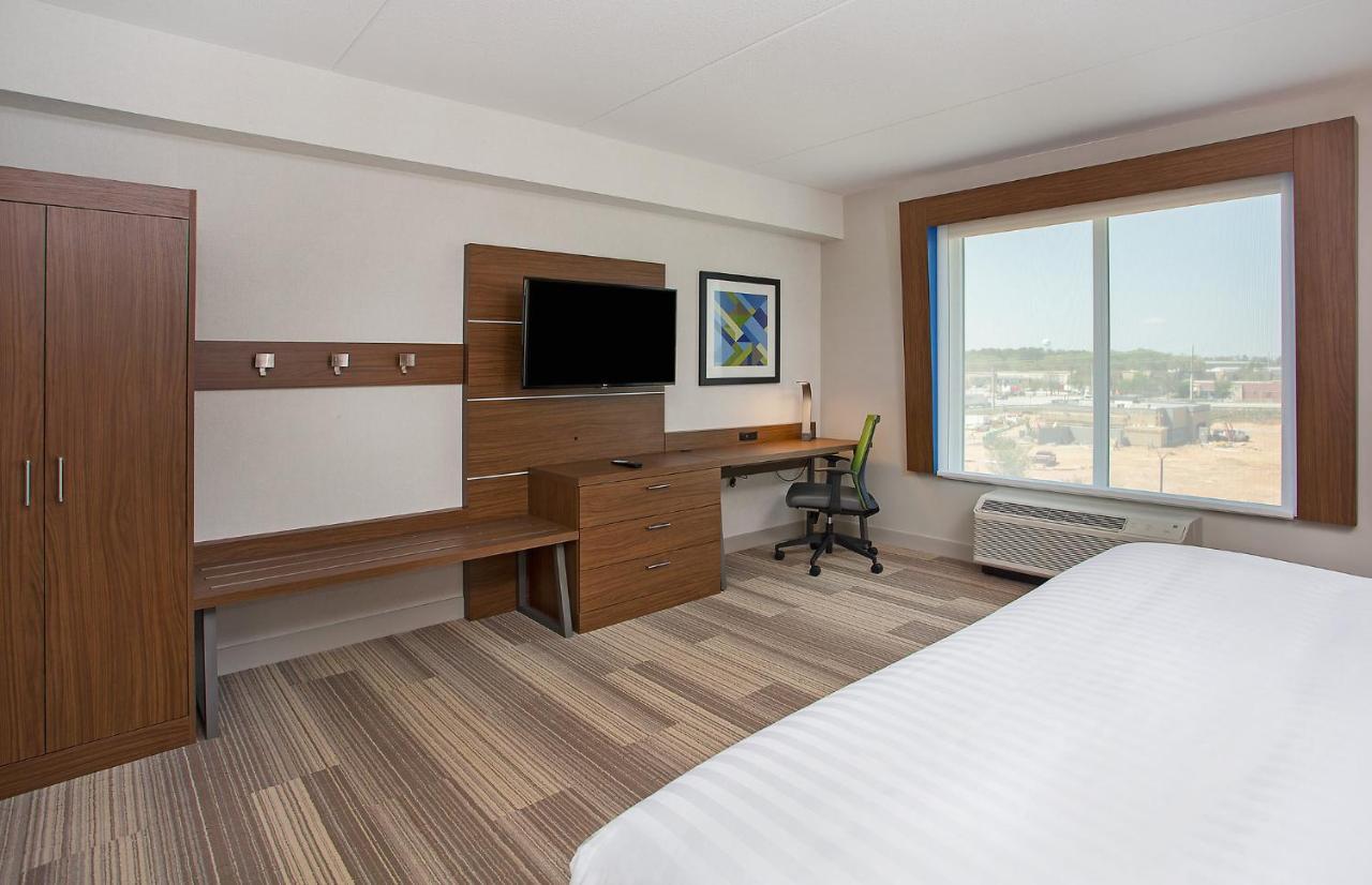 Standard King Room with Mobility Accessible Tub