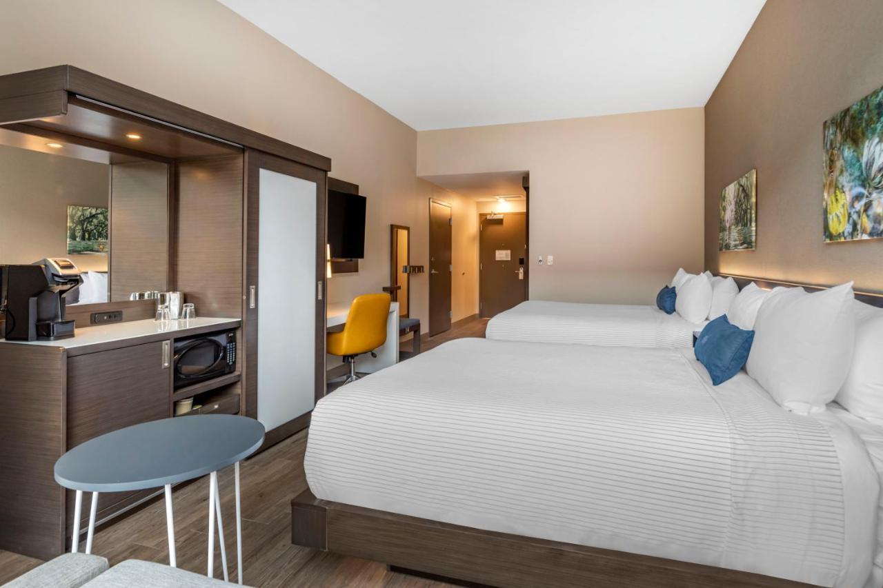Quadruple Room Two Queen Beds Disability Access or Non Smoking,1352137477:JPEG