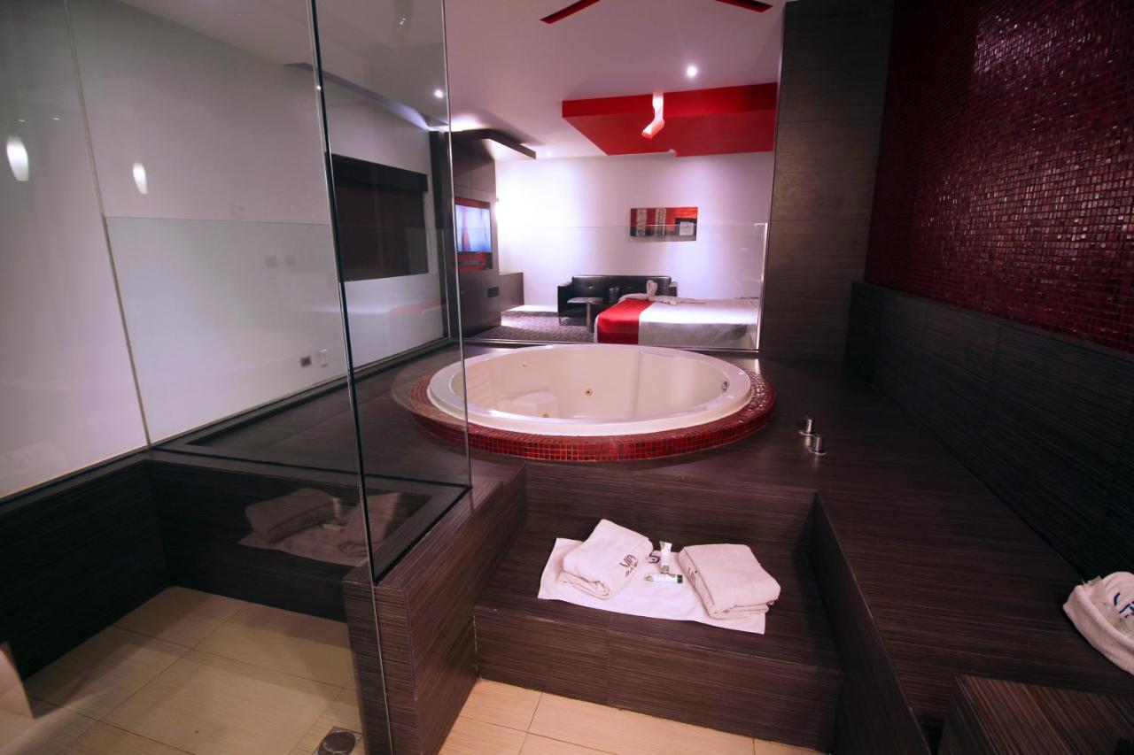 Deluxe Suite Spa Bath