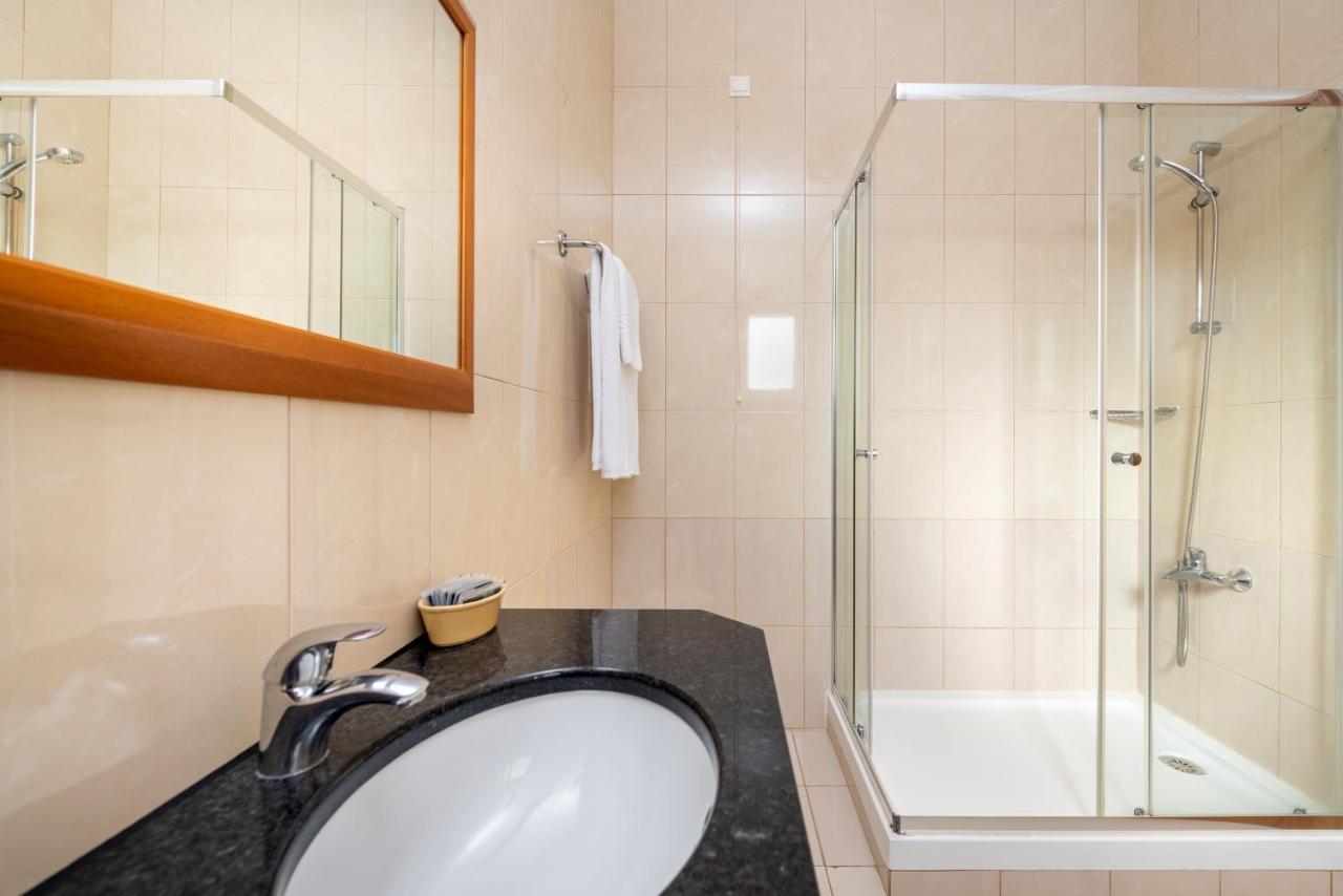 Quarto Familiar com Varanda e Vista Mar