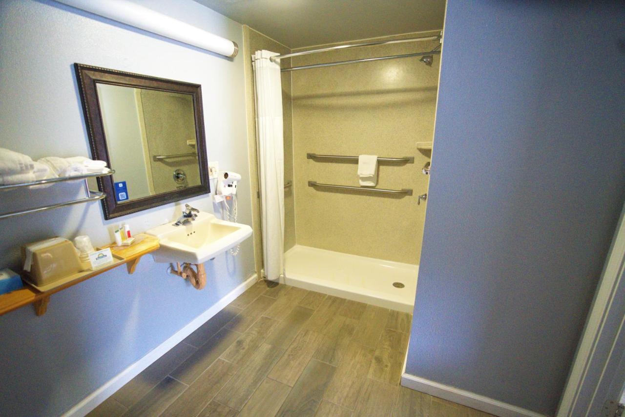 Queen Room - Disability Access/Smoking