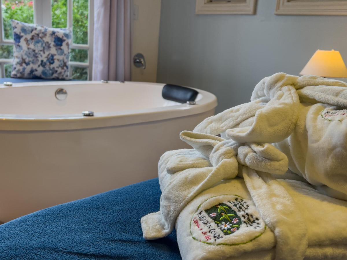 Deluxe Double Room Bath,1360036631:JPEG