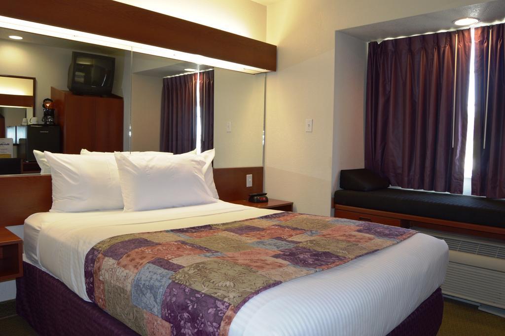 Queen Room - Disability Access/Non-Smoking