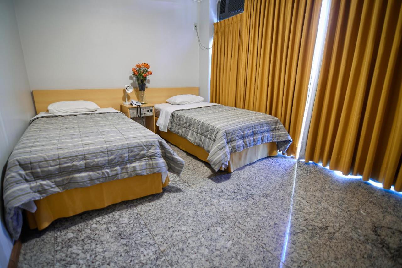 Quarto com 2 Camas de Solteiro
