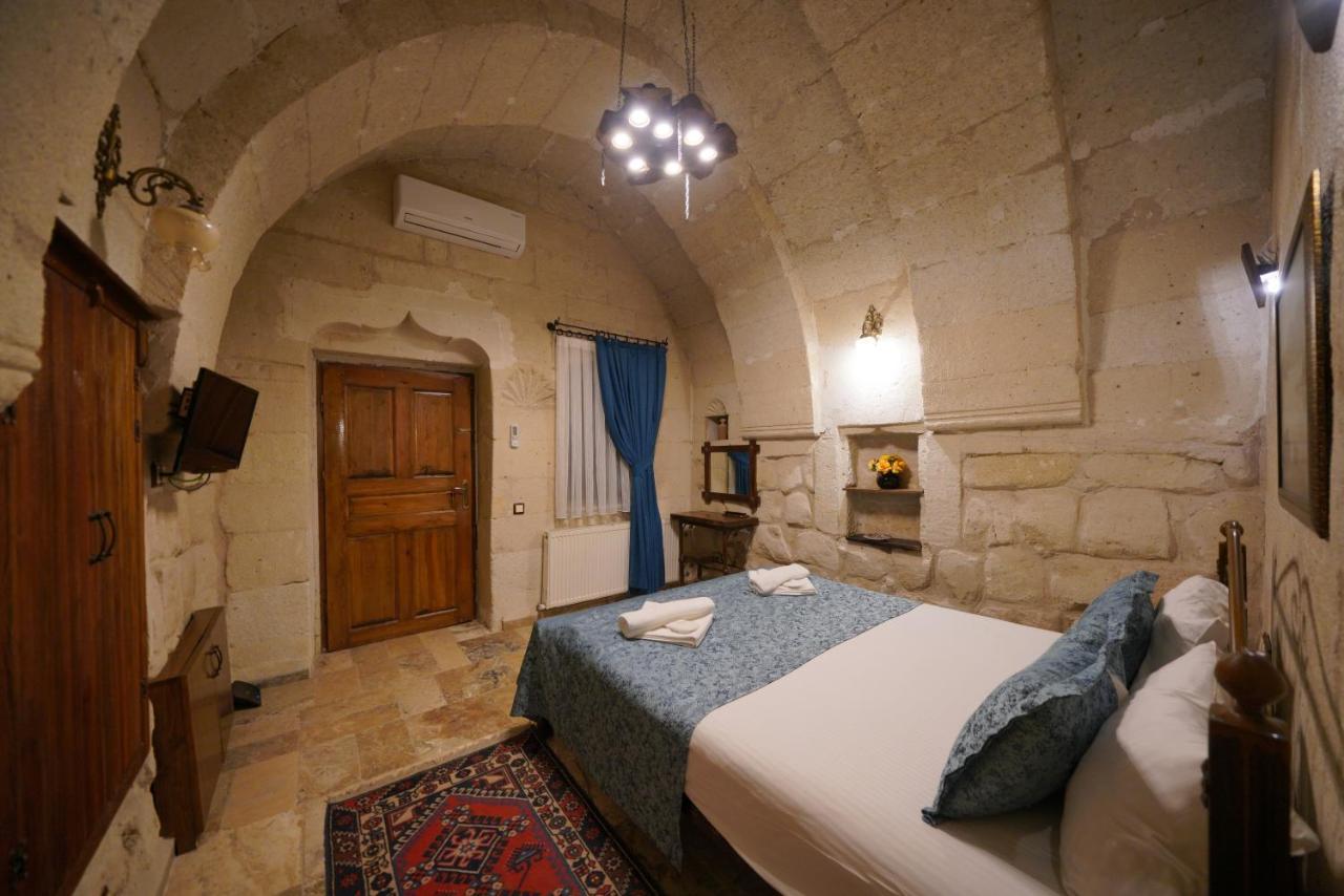 Triple Arch Room