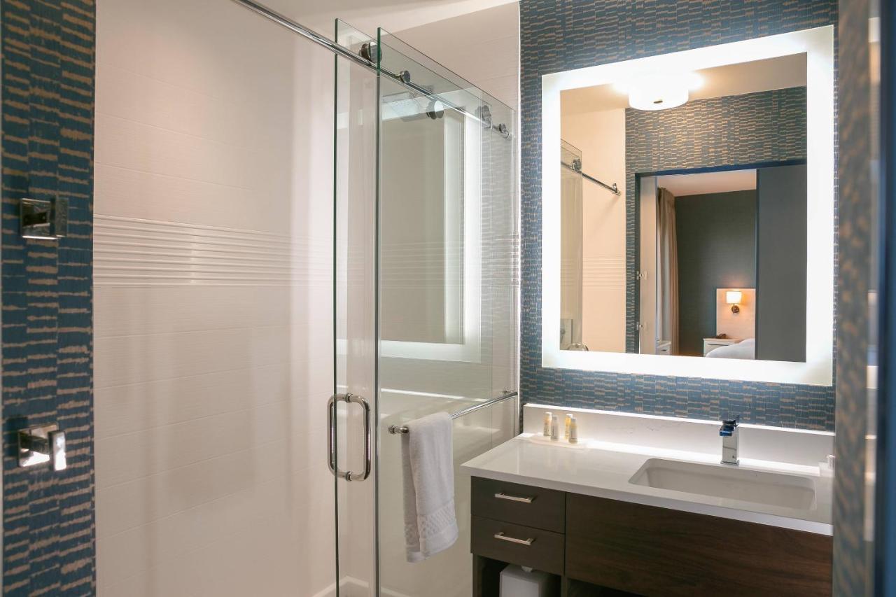 One-Bedroom King Suite Sofa Bed Balcony Tub City View Mobility Accessible,1364438102:JPEG