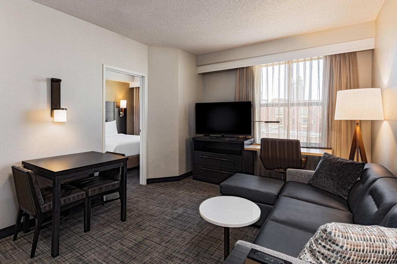 One-Bedroom Queen Suite with Sofa Bed and Adapted Tub - Mobility and Hearing Accessible
