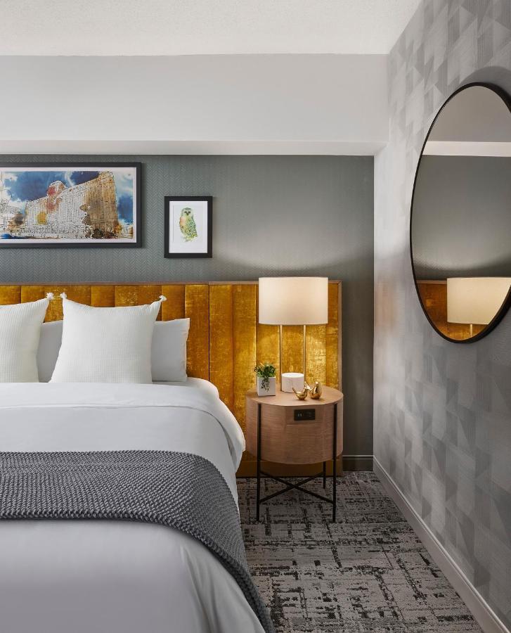 Premium King Room with Chicago Skyline View - Mobility Accessible