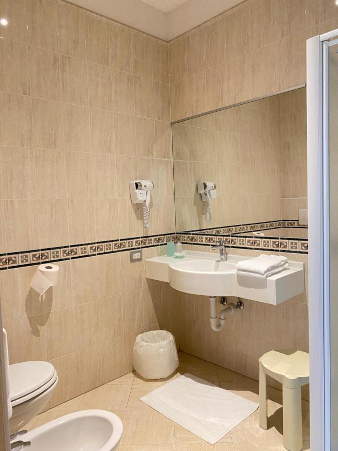 Twin Room Bathroom,762323833:JPEG