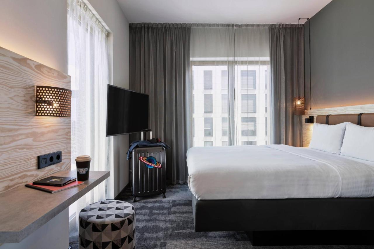 Moxy Corner Room Guest room 1 Queen Corner room