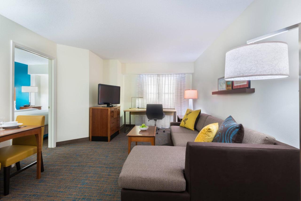 One-Bedroom Suite Sofa Bed,1400672282:JPEG