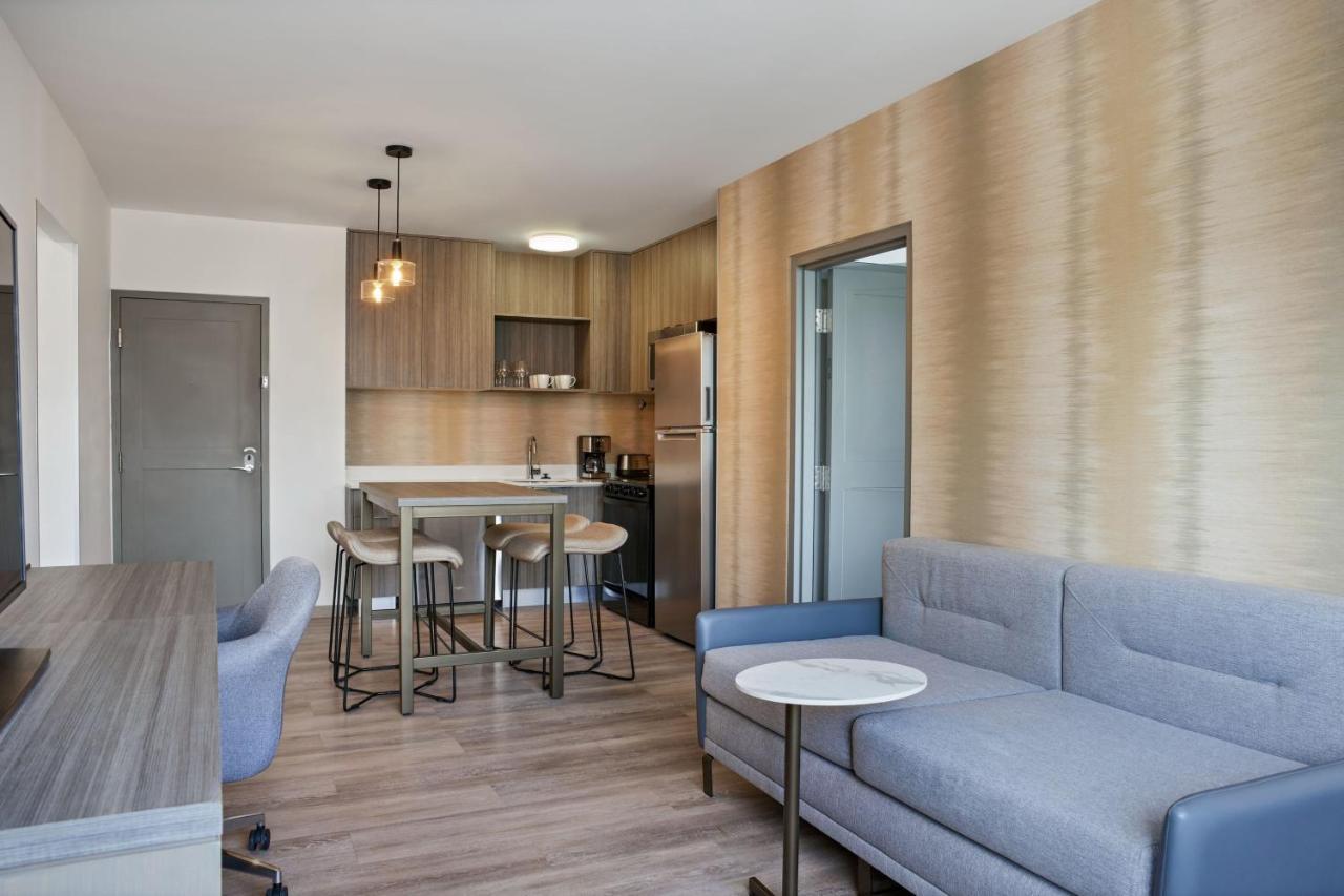 Suite de 2 dormitorios con balcón y vistas parciales al campo de golf