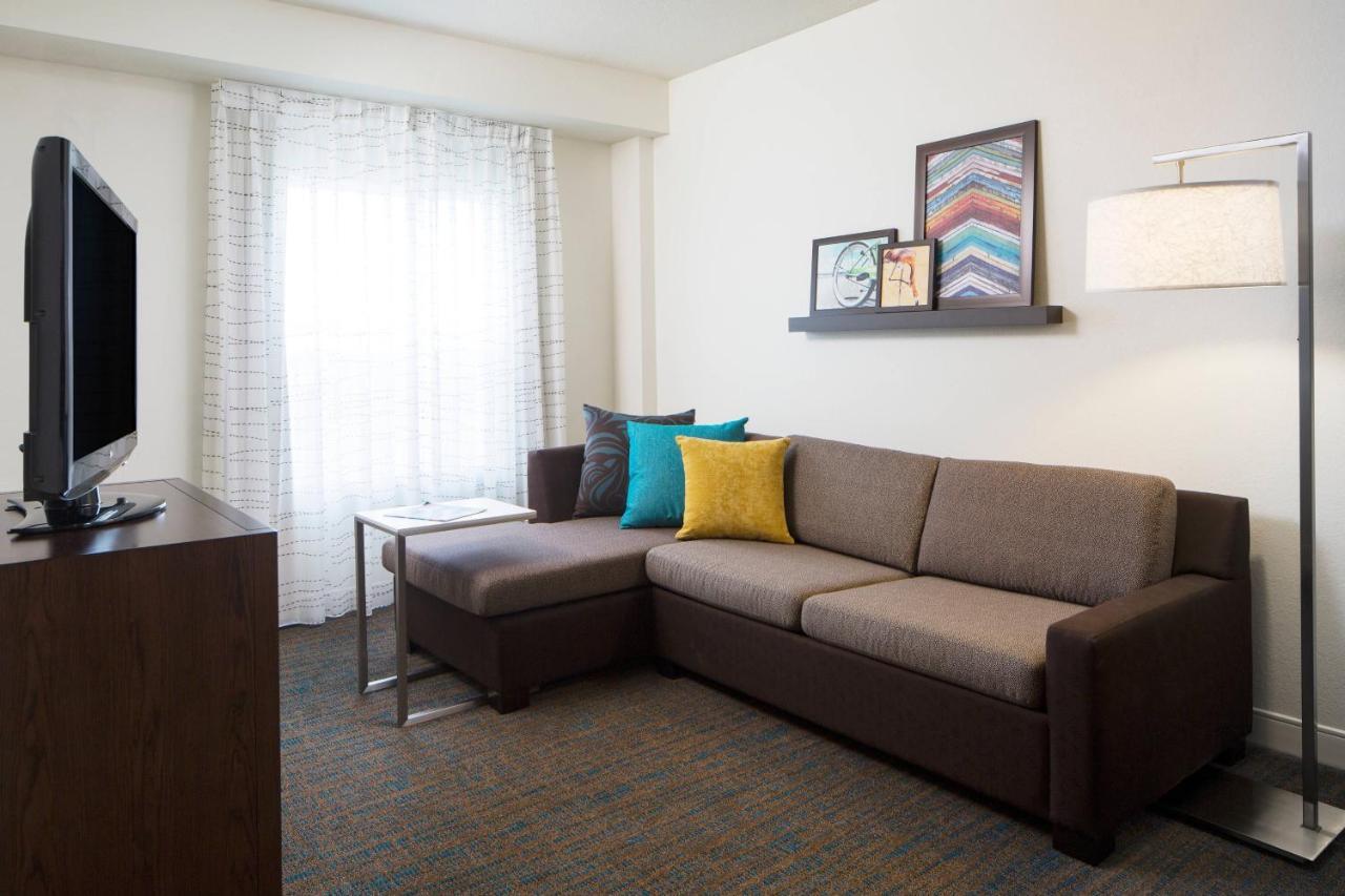 One Bedroom Suite Two Queen Sofa Bed Pool View,1395465722:JPEG