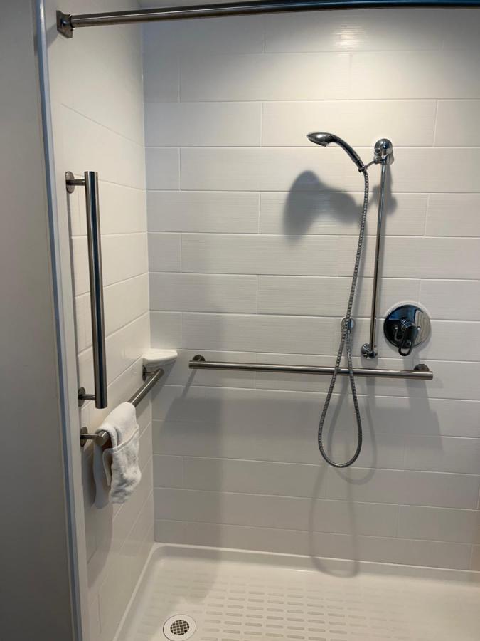 Standard King Room with Mobility Accessible Tub