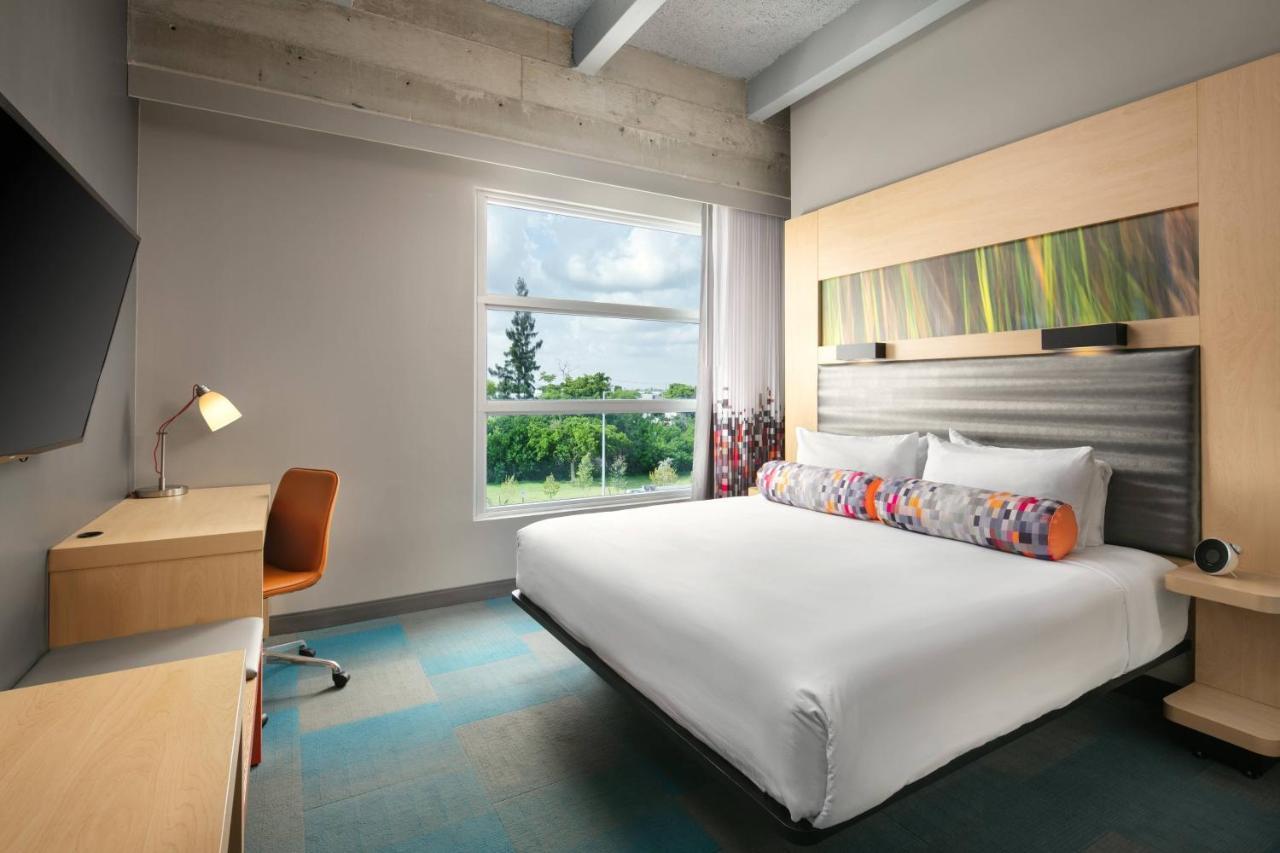 Quarto Splash com 1 Cama King-size e Vista da Piscina
