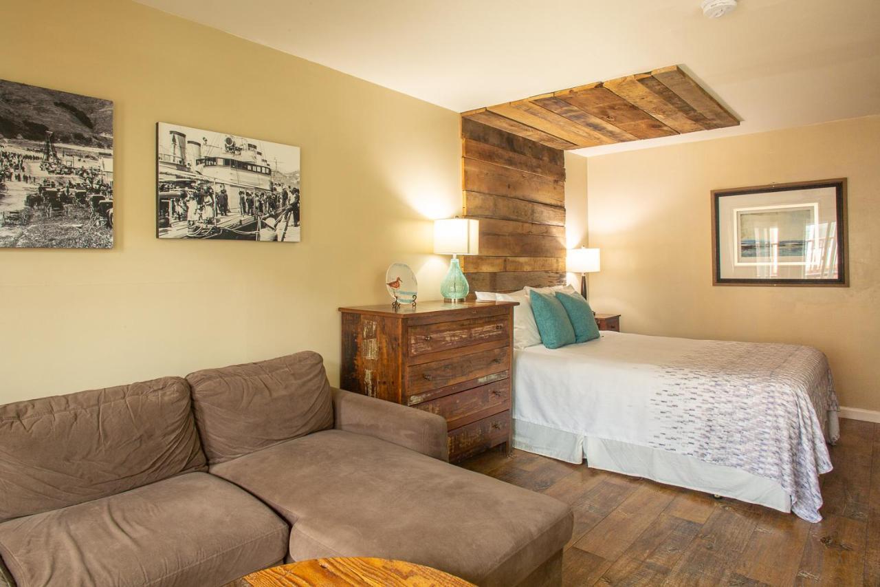Deluxe courtyard room with spa