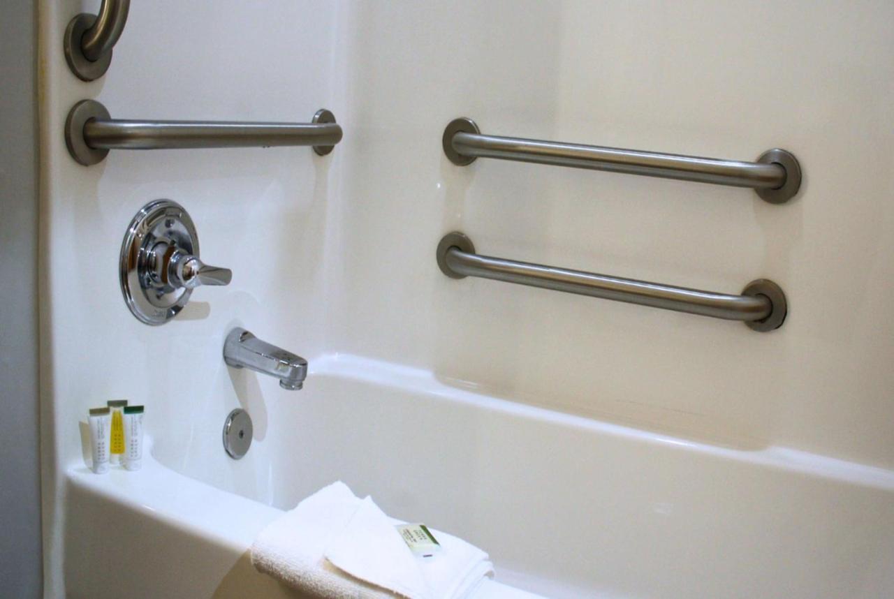 Queen Room with Mobility/Hearing Access - Non-Smoking