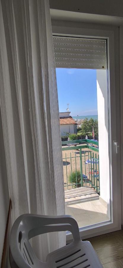 Camera Matrimoniale con Balcone e Vista Mare Laterale