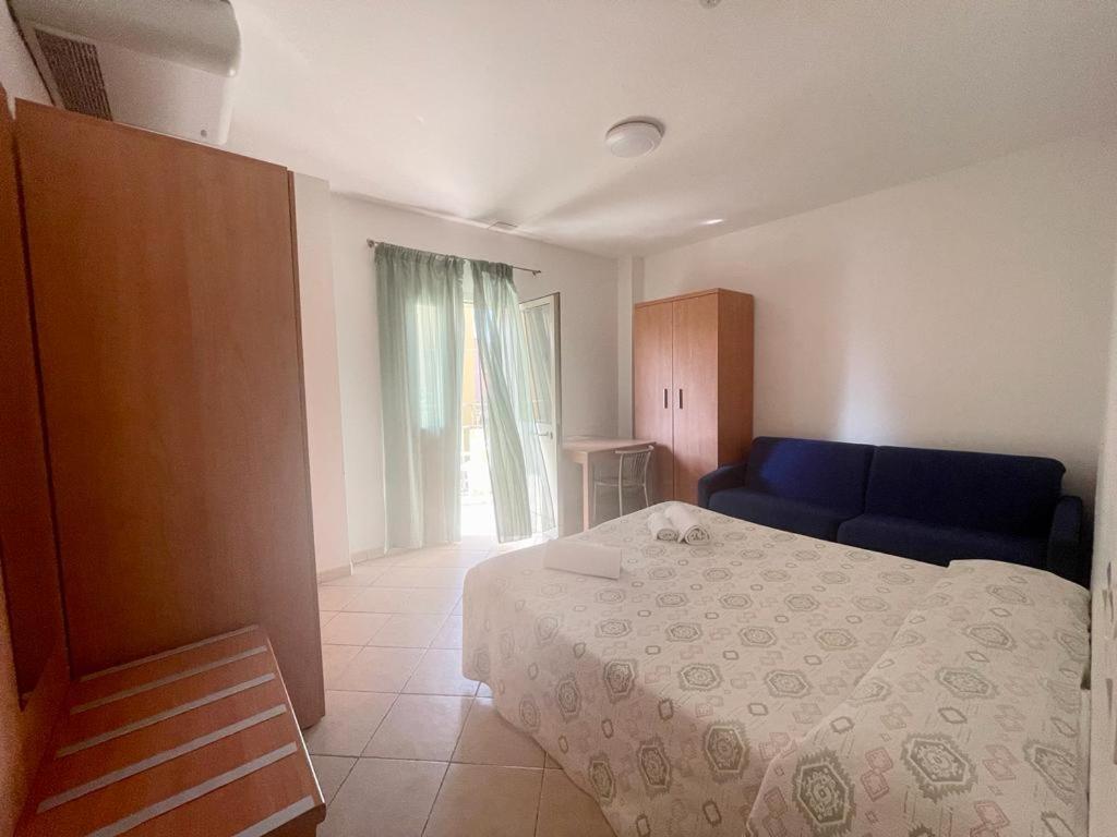 Two Connecting Double Rooms,1416915105:JPEG