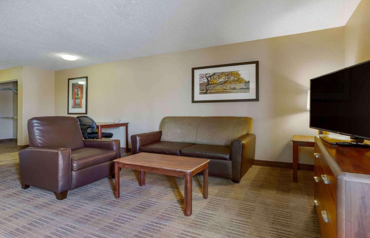 Deluxe Studio with 2 Queen Beds - Non-Smoking