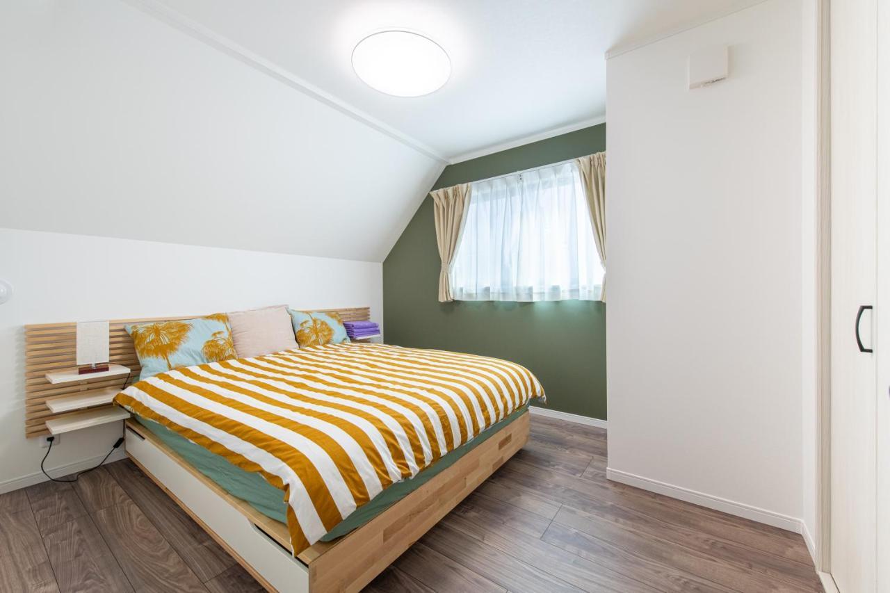 Chambre Lit Queen-Size avec Salle de Bains Commune