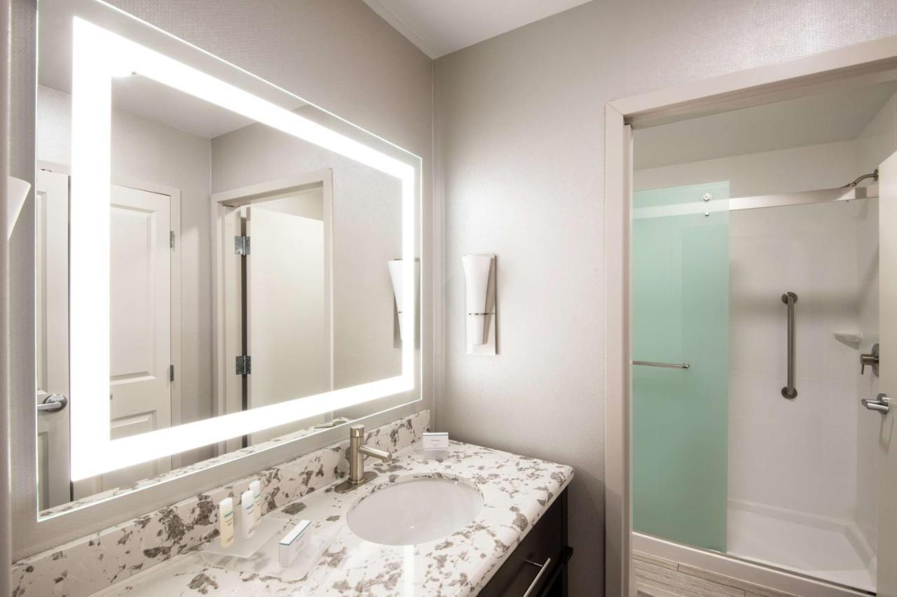 One-Bedroom King Suite - Non-Smoking