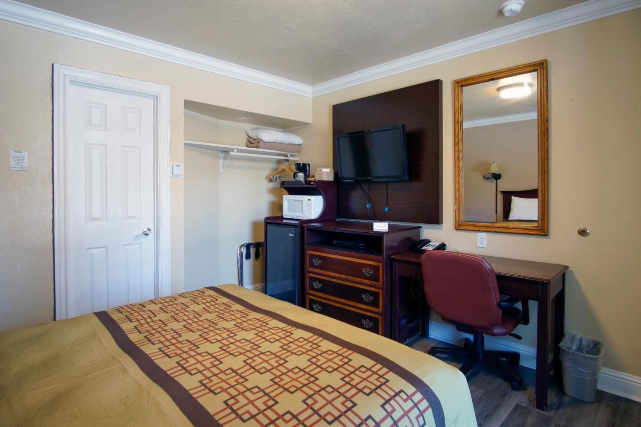 Queen Room,1555869907:JPEG