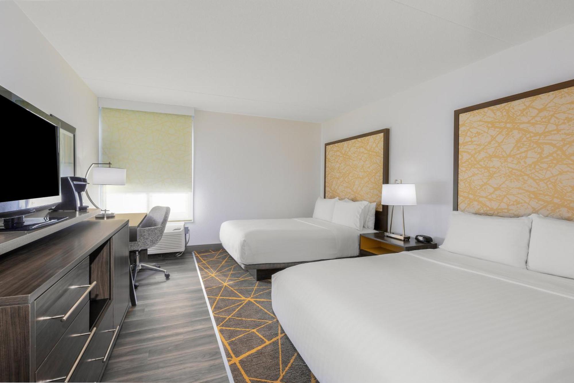 Standard Queen Room Two Queen Beds Mobility Accessible Tub
