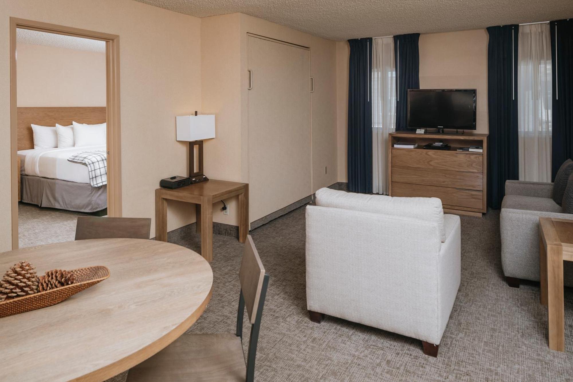 One-Bedroom Condo,1434925204:JPEG