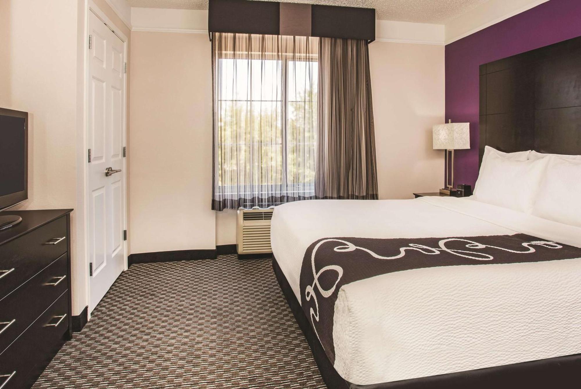 One-Bedroom King Suite - Non-Smoking