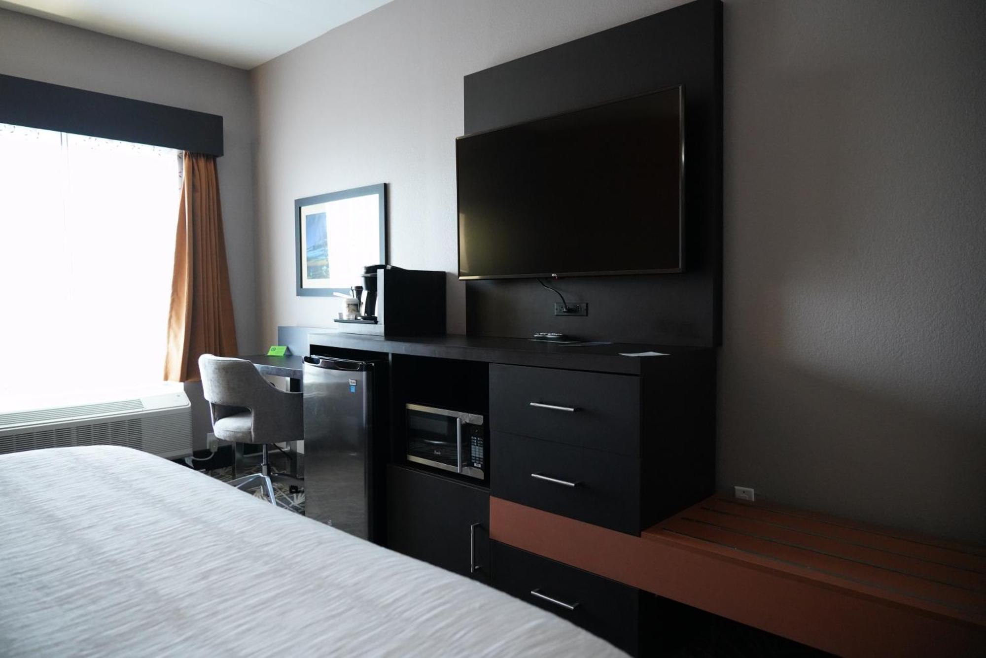 King Studio Suite Mobility Access or Non-Smoking