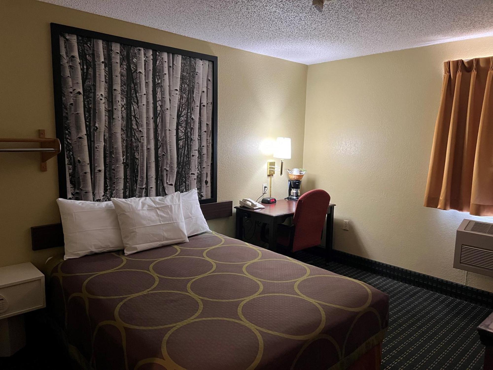 Queen Room - Disability Access - Non-Smoking