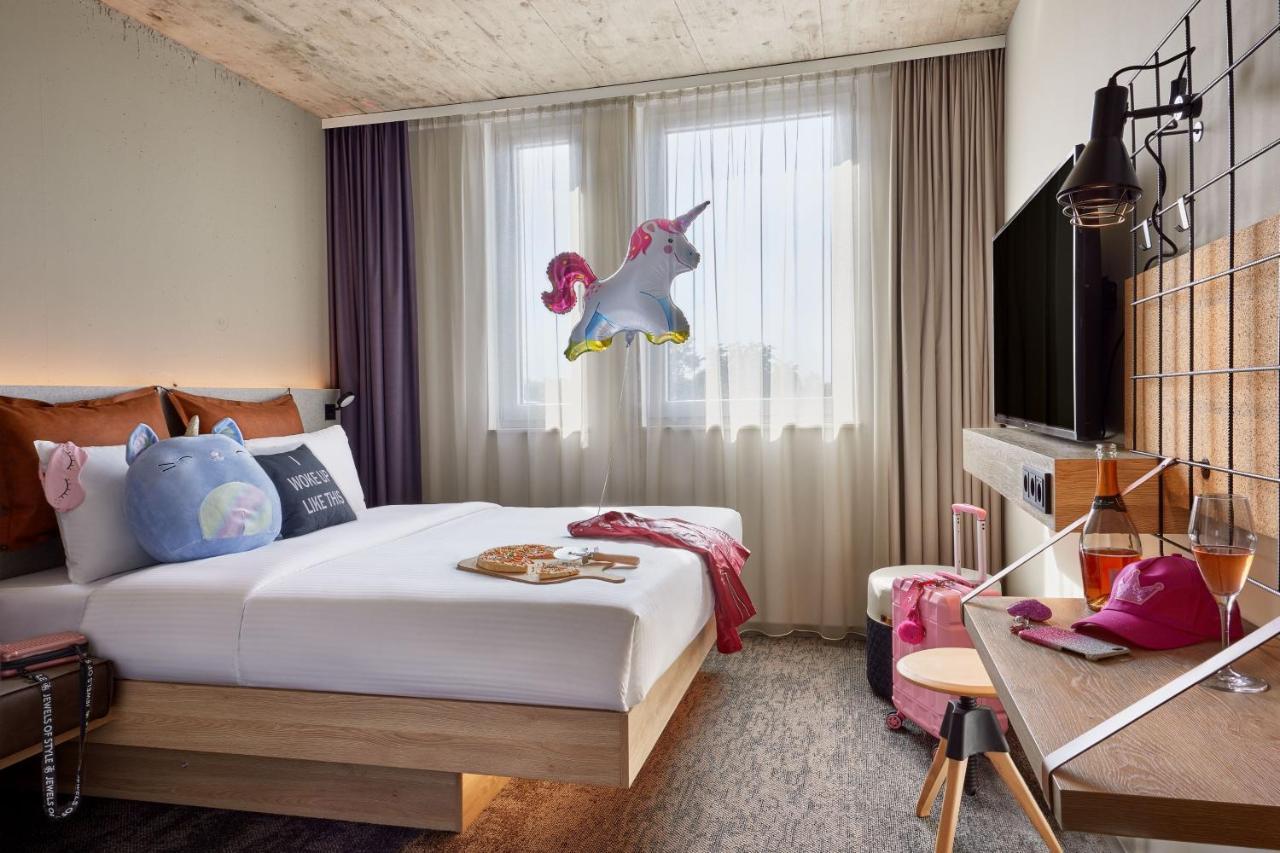 Moxy Queen Room
