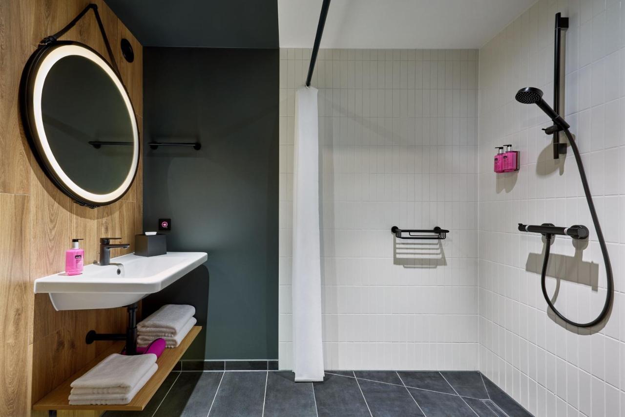 Moxy Queen Room