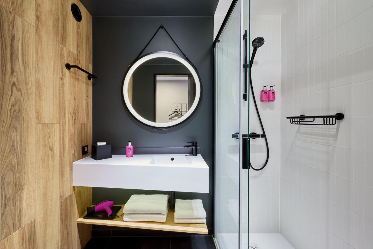 Moxy Queen Room
