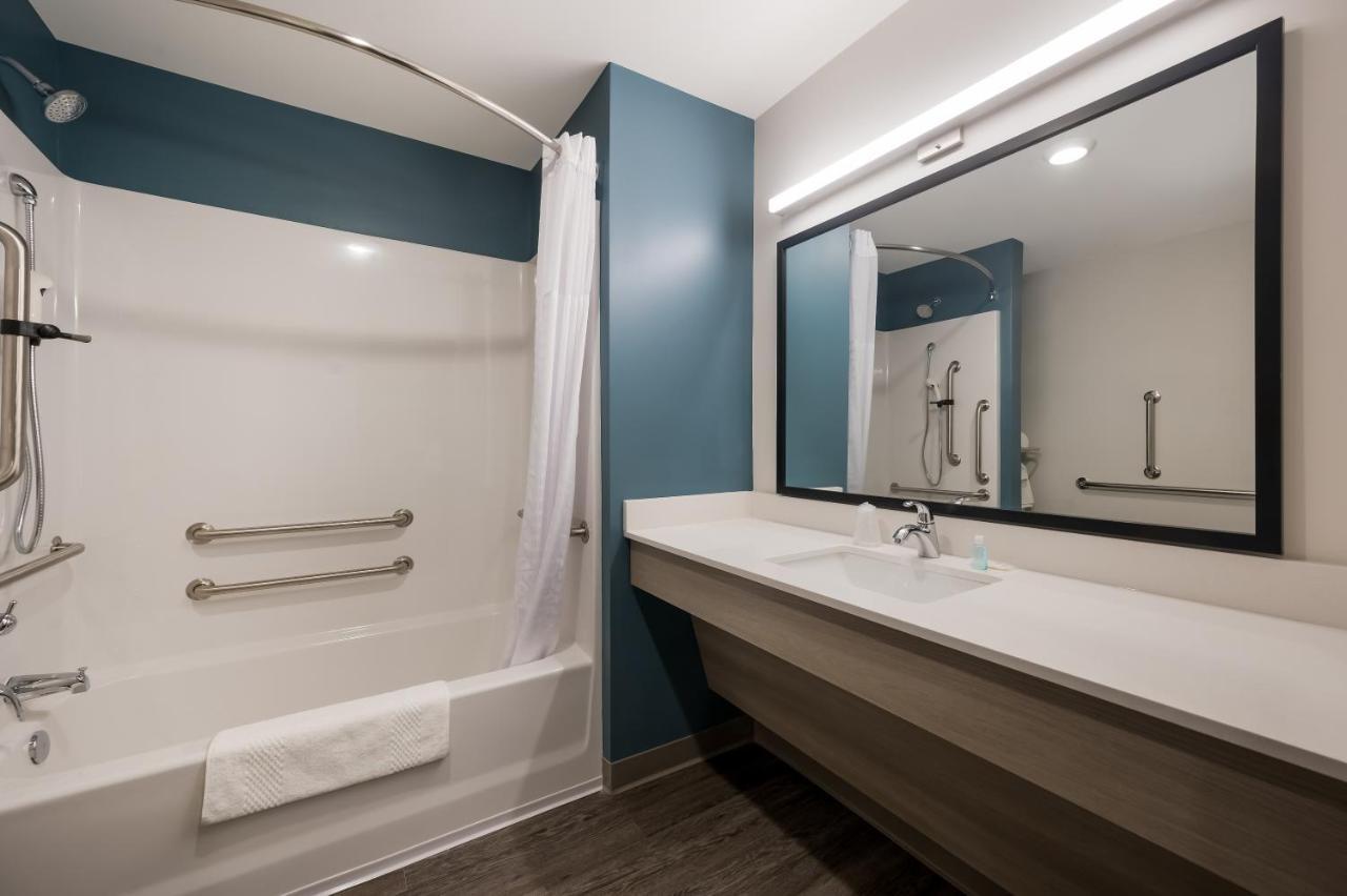 QUEEN SUITE ACCESSIBLE