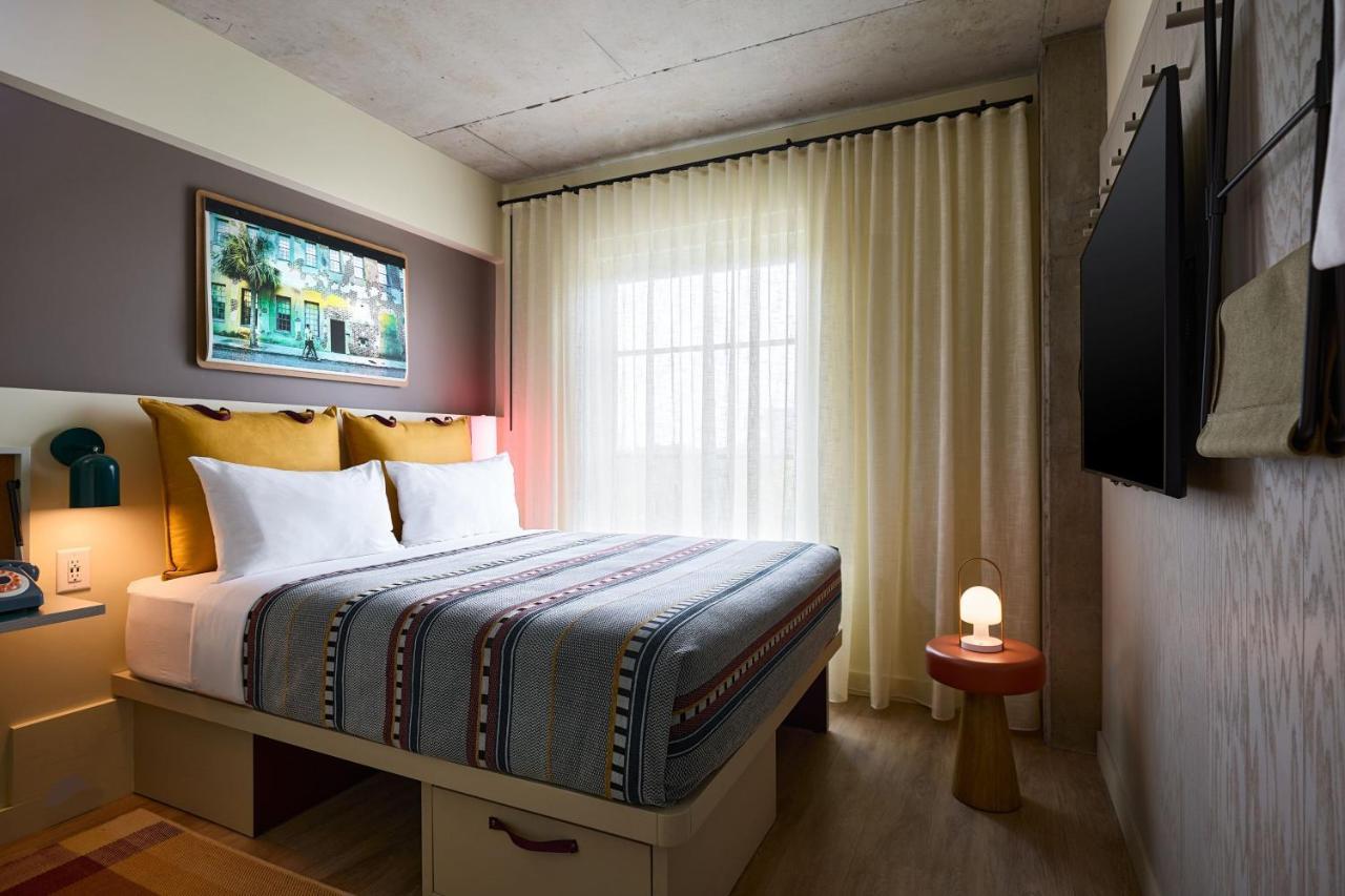 Queen Room with Bathtub - Mobility Access/Hearing Accessible