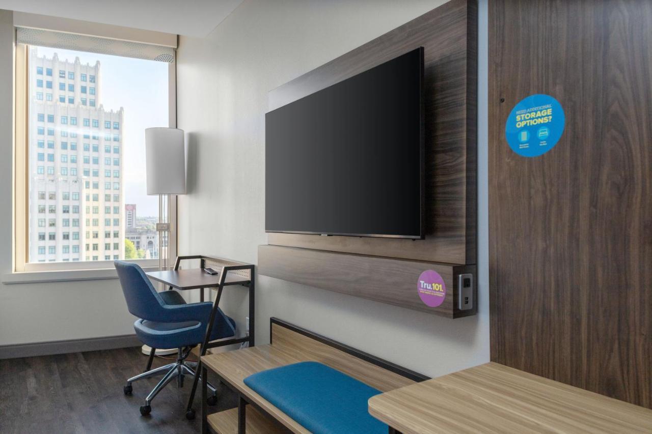 Queen Room with Two Queen Beds and Roll-In Shower - Mobility and Hearing Access