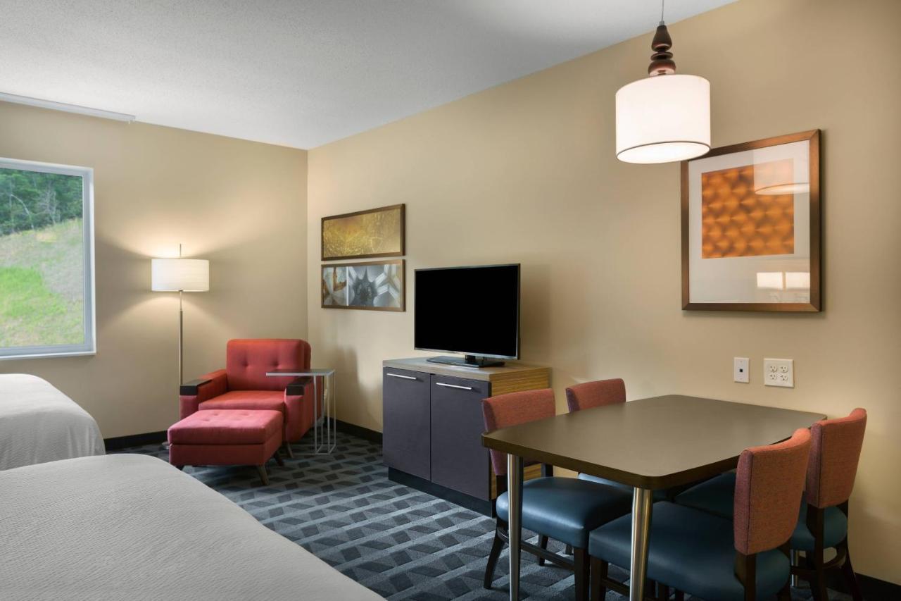 Queen Studio with Two Queen Beds and Mountain View - Hearing Accessible