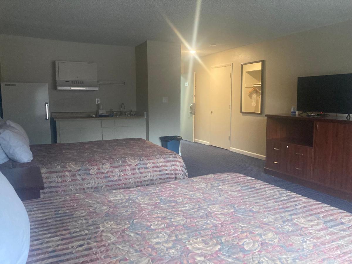 Efficiency Room with One King Bed and One Queen Bed, Non-Smoking