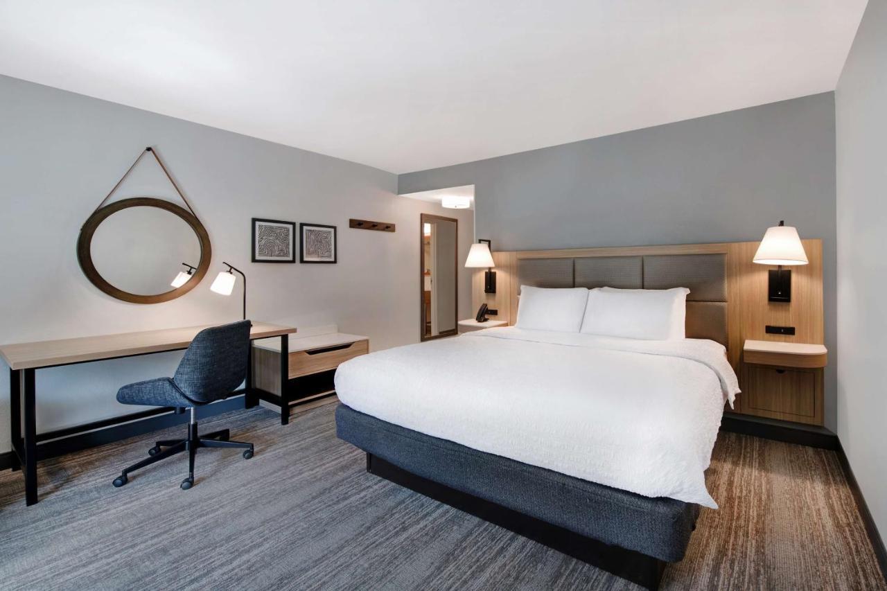 King Room with King Bed - Non-Smoking