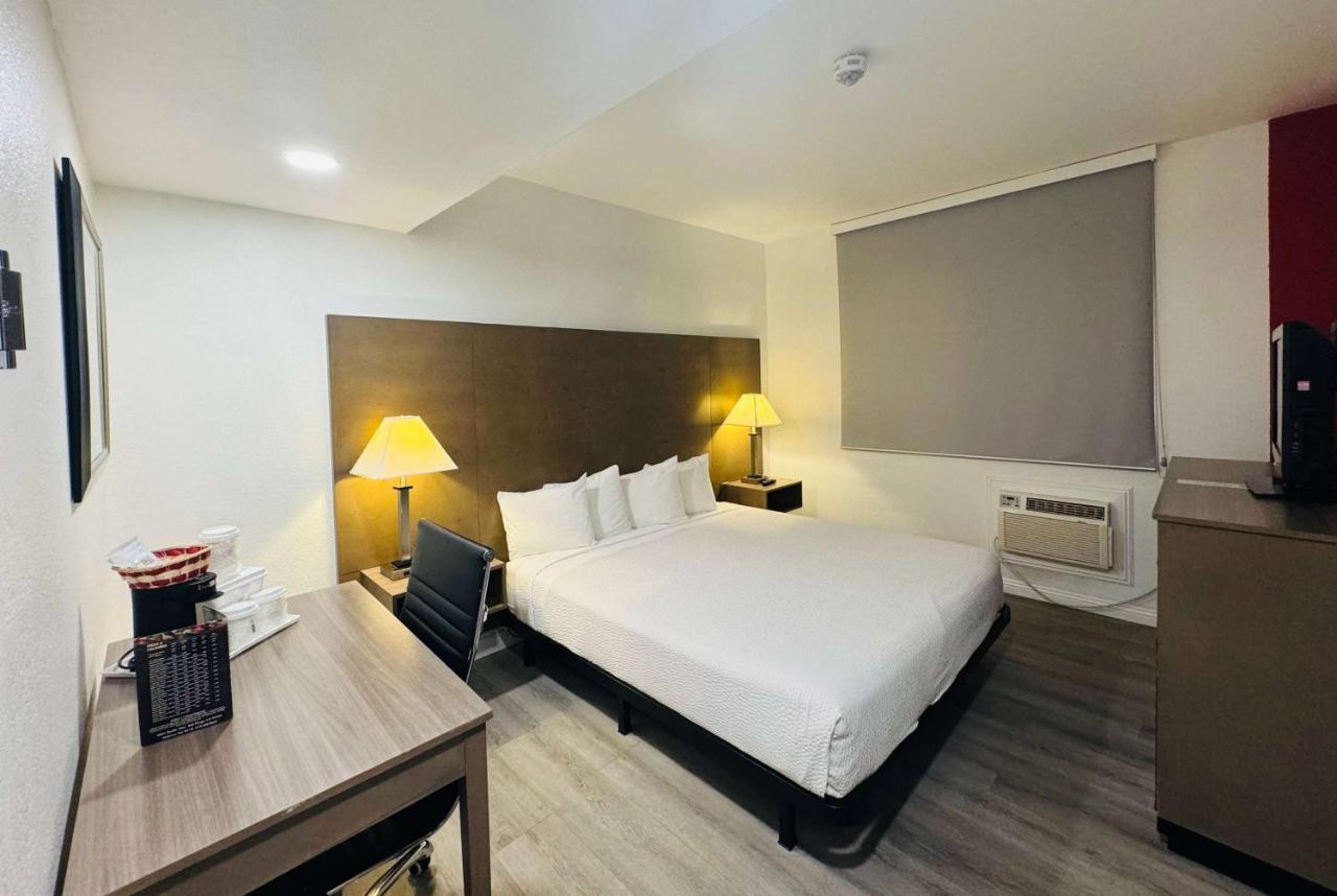 King Room with Mobility/Hearing Impaired Access - Non-Smoking