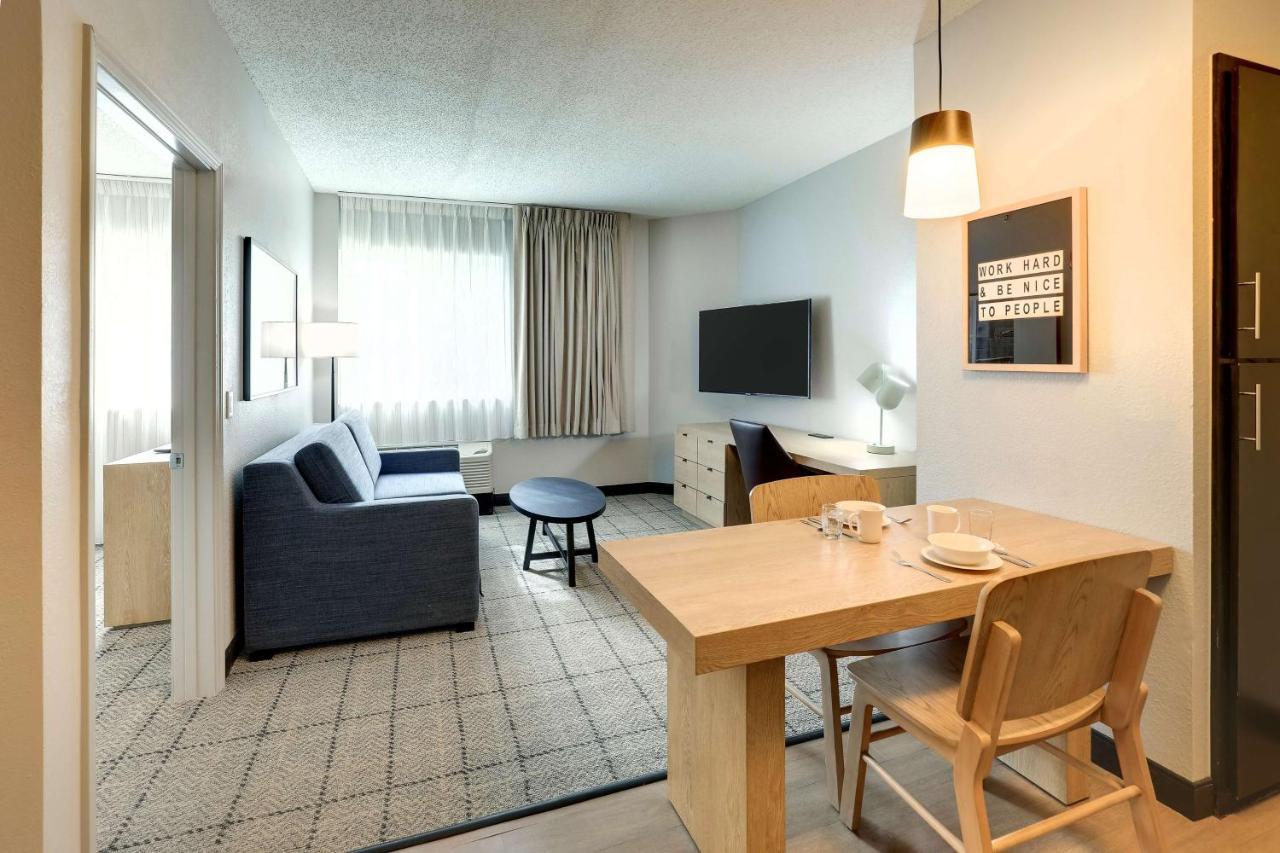 One-Bedroom Queen Suite Bathtub Mobility Accessible