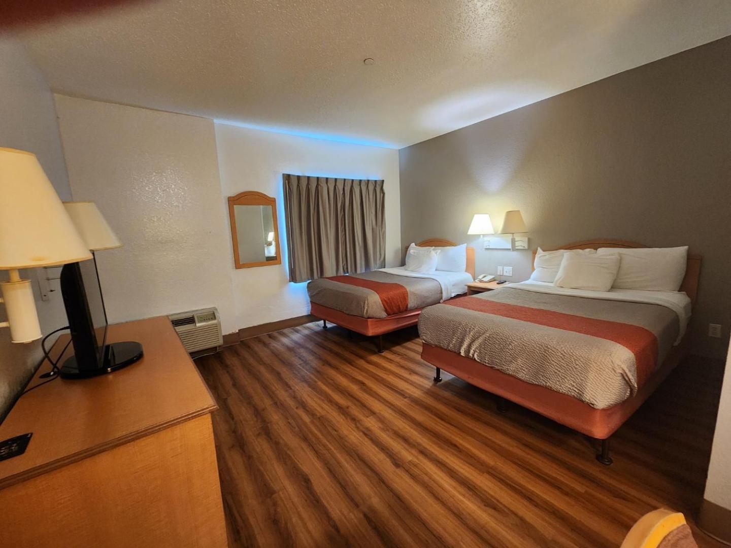 2 Full Beds | Micfridge/Free Parking